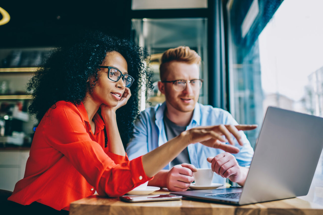 A woman and a man look at the screen to explore the levels of digital accessibility on a website.