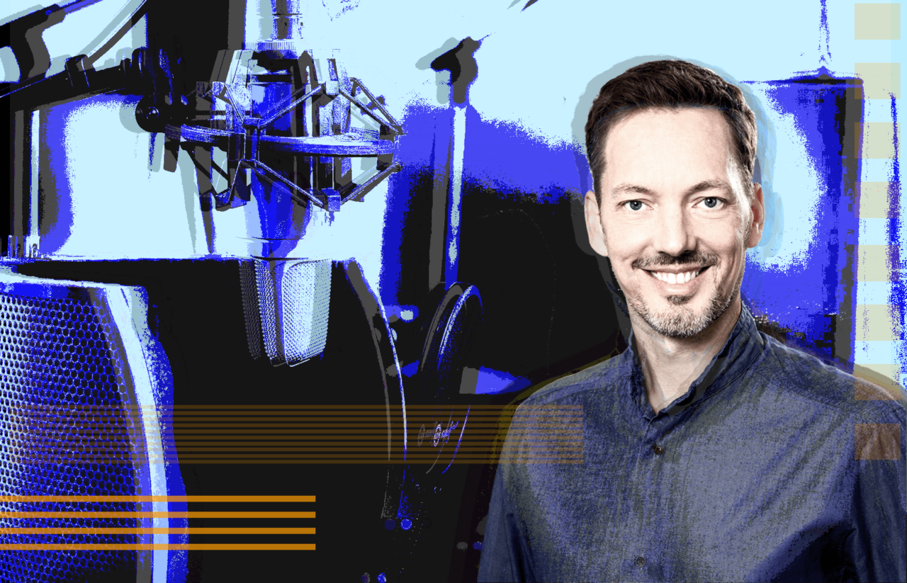 An image of Matthias Göhler talking about conversational CRM