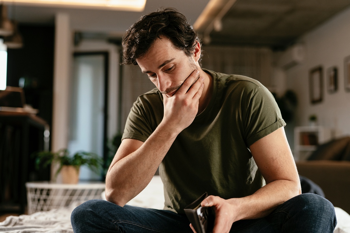 Americans slam brakes on spending as tariff jitters hit home